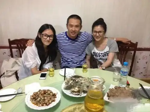 父母爱情戏外才精彩,老丁成香饽饽,化妆师似容嬷嬷而走红
