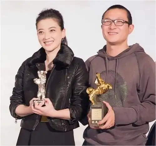 梅婷7岁女儿登封面,遗传妈妈美貌,大名首曝光寓意父母甜蜜爱情

