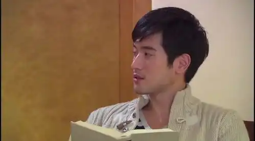 遇见王沥川女友在高以翔衣柜里睡着,高以翔被她的模样给逗笑了
