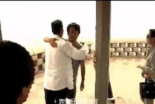 父母爱情当年杀青现场曝光,演员依依惜别,化妆师意外抢镜
