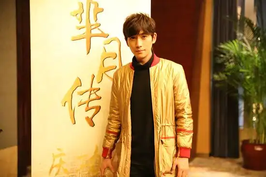 朱一龙芈月传庆功会龙袍加身气场强
