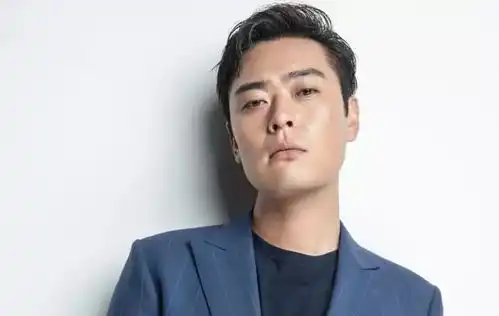 24岁出演亮剑走红,与妻子因戏结缘,出道至今无绯闻
