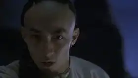 女人为抢钻石大打出手,却不知钻石是邪物,鬼王就在后面看着她们
