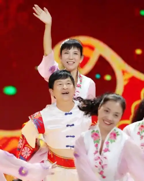 谢娜妈妈近照曝光,参加女儿节目星范十足,长相和谢娜像复制粘贴
