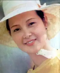 李小璐妈妈年轻时军装照曝光
