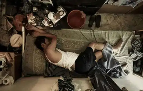 30万人蜗居香港笼屋,睡觉腿都伸不直,他们为何不愿来大陆

