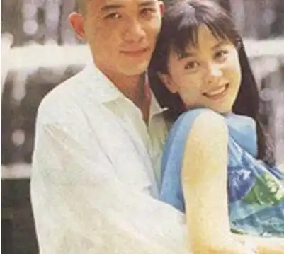 58岁韦小宝与三位老婆同框,堵嘴卖萌,仿佛定格了时光
