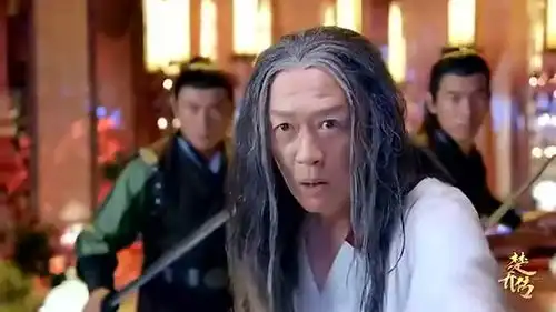 楚乔传楚乔武功高强,徒手杀光宇文席所有手下,让宇文席害怕