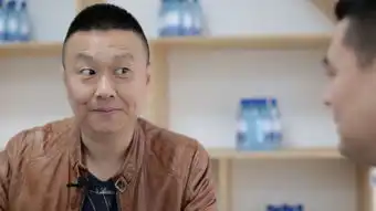 烧烤店老板以貌取人,给情侣上了烤猪脑和烤羊眼珠,太搞笑了
