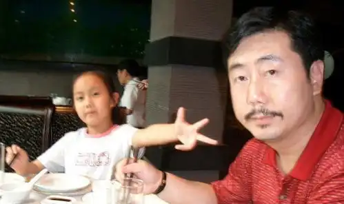 焦点访谈元老近照,大腹便便两鬓斑白,曾婚内出轨家暴妻子