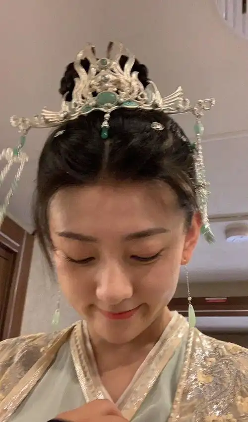 梁洁发文告别双世宠妃小檀,女皇,香檀三个角色
