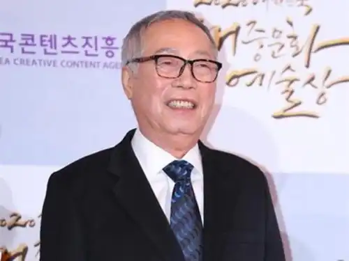 一天5个瓜,郑恺三胎曝光,2人先后离世,老戏骨怒砸手机惹争议
