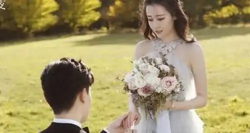 迪丽热巴的婚纱照,和很多男明星都很搭,唯独他被很多人嫌弃
