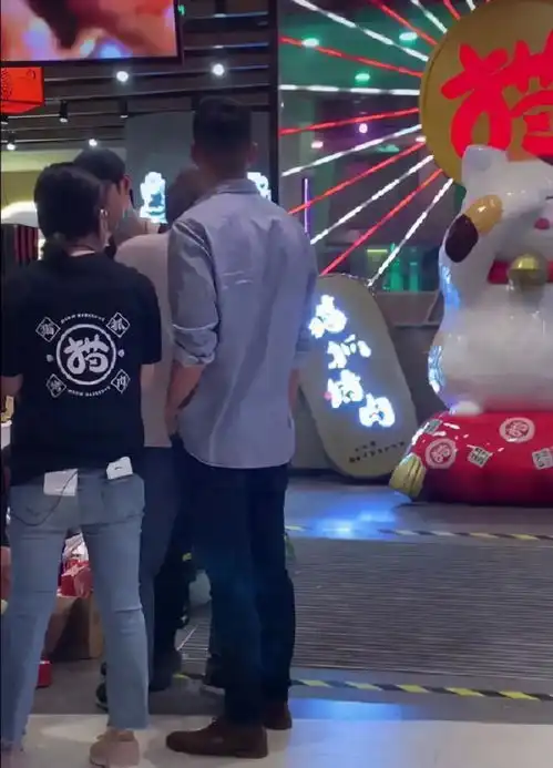 吴永恩现身自己的餐厅,照片上的他轮廓完美,王子文眼光真好网友
