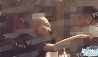 张一山聚餐面露凶相黄小蕾喝醉被搀扶,疑因拍鹿鼎记压力大
