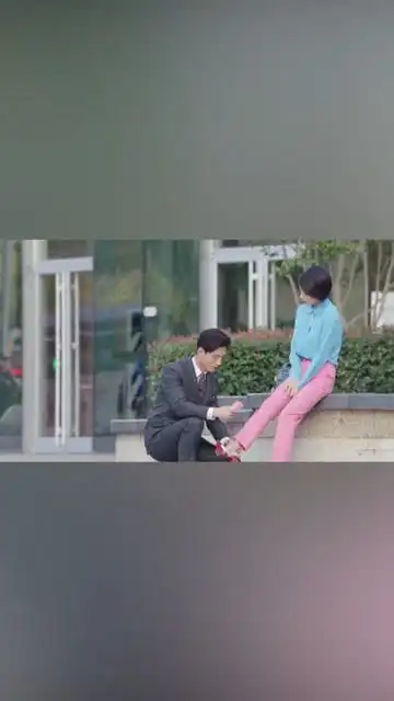 你和我的倾城时光宁维凯给格蕾丝喷脚伤药,并搓揉伤处
