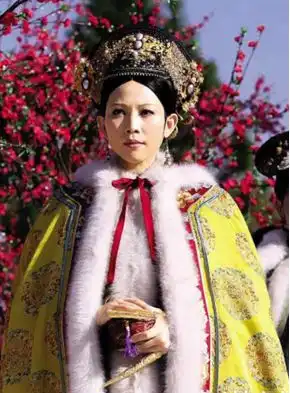 她十五岁获得香港小姐季军,耗尽积蓄为母还债,如今生活变成如此

