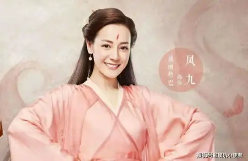 三生三世枕上书剧照曝光,迪丽热巴一身白衣袭来,与帝君手牵手甜爆了