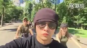 周杰伦昆凌纽约浪漫兜风,旁边方文山的表情亮了
