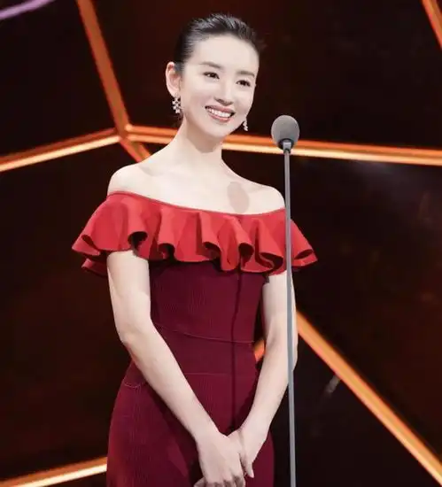 成谋女郎的明星,李纯出演金陵十三钗,她走向了导演之路
