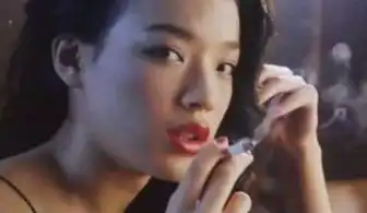 娱乐圈4大女星抽烟舒淇让人沉沦,赵丽颖清纯,她是老烟枪
