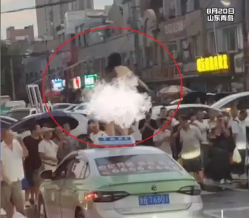 女子和司机发生纠纷,爬到车顶脱光衣服跳舞,现场图片被曝光