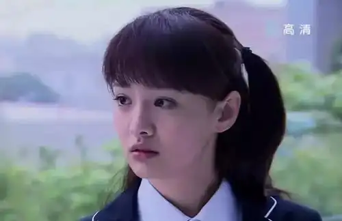 刘昊然被围观狂撩,王俊凯晒黑依然帅气,军训果然能检验颜值啊
