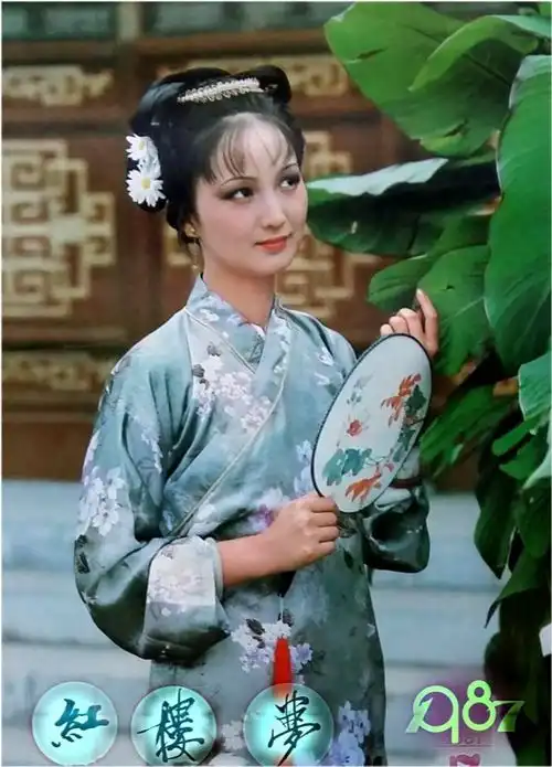 12张老挂历上的红楼梦剧照,是人们绕不开的美好记忆
