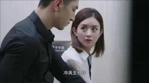 金瀚暖心为赵丽颖冲水,霸道总裁也有温柔的一面
