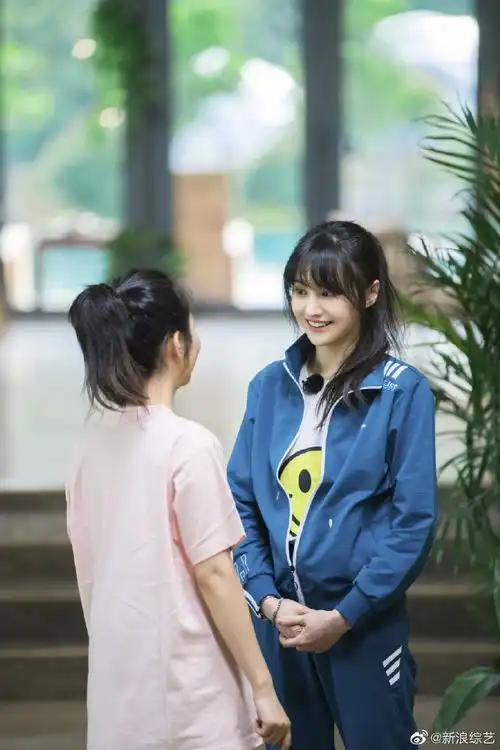 组图郑爽蓝色复古校服搭高马尾清爽减龄与萌娃们互动温馨和谐
