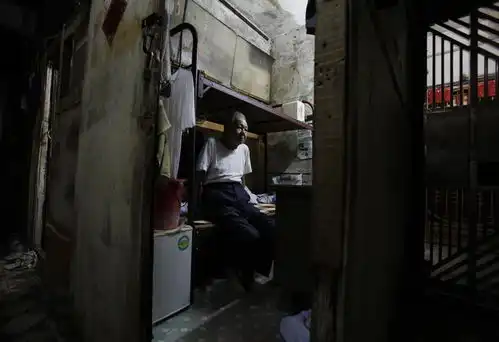 外媒镜头下的香港棺材间蜗居者
