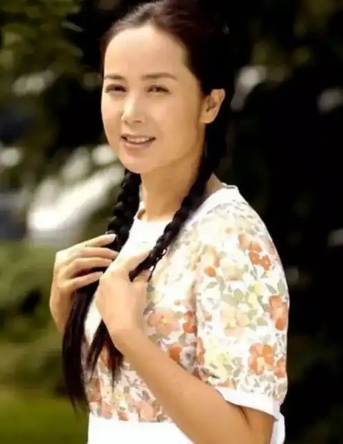 别以为扎麻花辫双马尾就是少女了,这8位女星扮嫩,个个辣眼睛