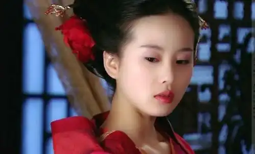 当古装女神刘诗诗戴上翡翠,气质清丽脱俗,美翻众人
