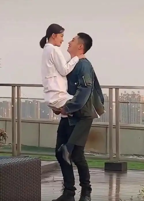 娱乐无极限,黄景瑜抱着李沁转圈,导演刚喊卡,李沁接下来一个举动,真实了