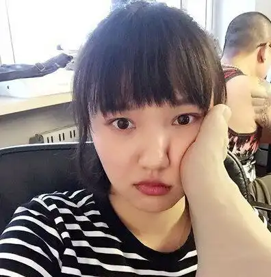 搞笑gif图片笑话段子我妈说你是大猪蹄子,你可以把她拉进卧室
