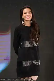 姜文出席一步之遥终极预告片发布舒淇那英黑色姐妹装扮亮相