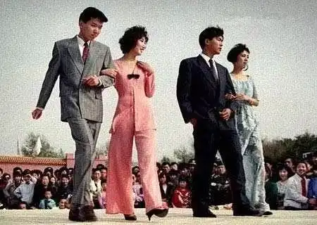 焕然时光妈妈年轻的时尚,寻觅妈妈年轻时期的潮流风向
