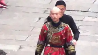 不适合古装的张一山在鹿鼎记的剧照曝出,与第一版陈小春神似
