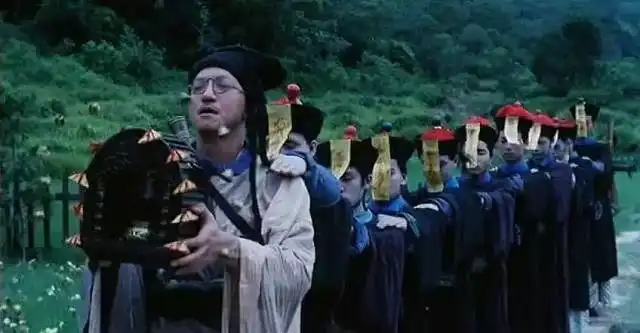 电影中的僵尸,为啥都穿清朝的服装清朝发生了什么
