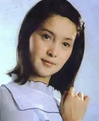 李小璐妈妈年轻靓照曝光人美如画中俄混血
