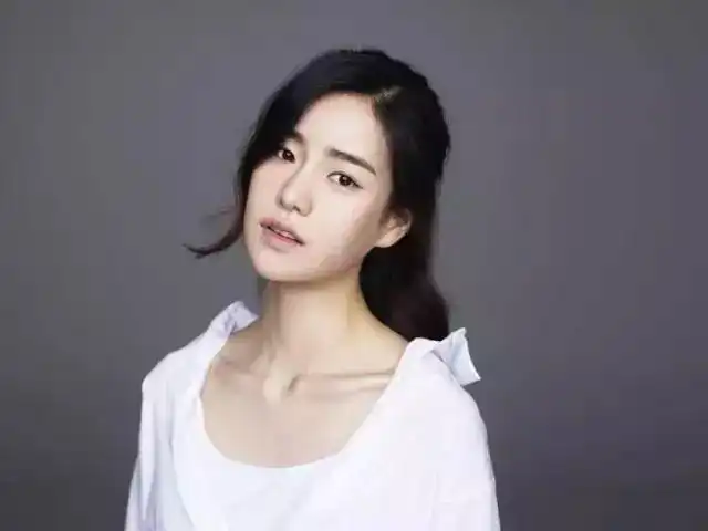 她23岁拍大尺度电影,但我觉得她穿上衣服更好看

