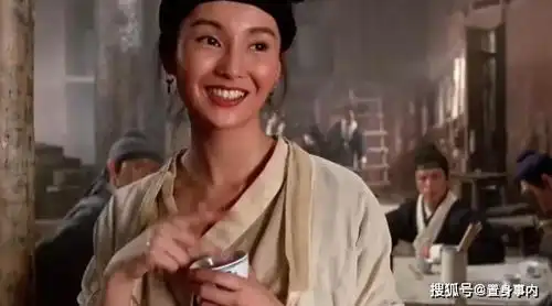 她是央视的著名播音主持,当摘下戴了12年的假发,网友像张曼玉
