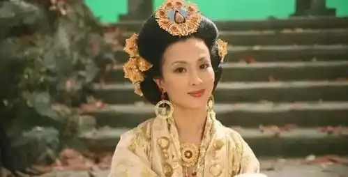 刘亦菲妈妈客串王母,一半含蓄一半妩媚,旁边的玉帝都配不上她
