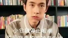 从沙漠里坐起来之后搓搓脸上和手上的沙子
