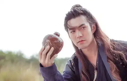 古龙喝最烈的酒,爱最美的人,过最自在的生活
