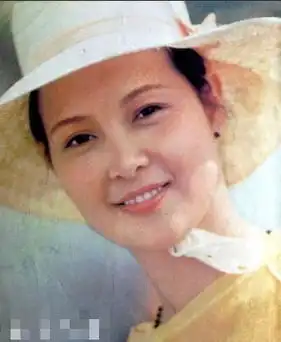 李小璐妈妈年轻时代迷人靓照中俄混血
