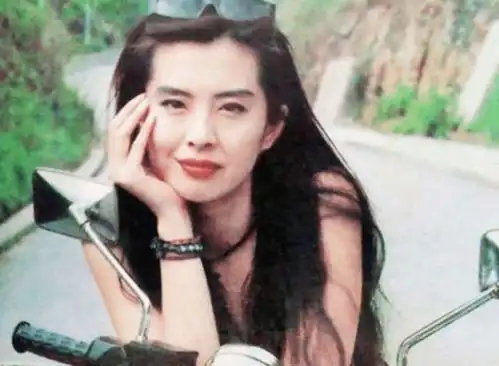 王祖贤30年前旧照被扒,以故宫为背景拍摄广告,身后群演竟成巨星
