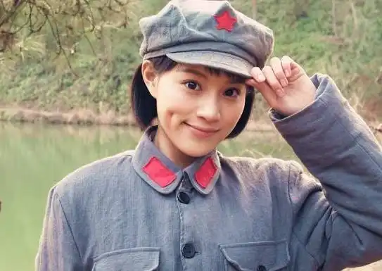 她13岁参军抗日,22岁当重机枪手,上了手术台才被发现是女儿身
