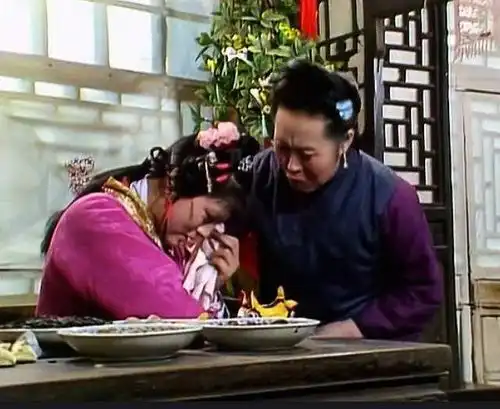 袭人打扮半日才回家探母,果真是她无情吗其实是贾府的规矩大
