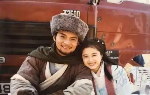 何美钿压箱底的天龙八部幕后剧照,照片泛黄已生霉迹
